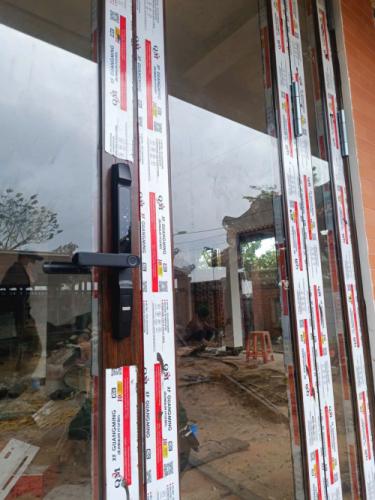 BÀN GIAO CÔNG TRÌNH KHÓA CỬA NHÔM THÔNG MINH SIKER KTS 150 MÀU ĐEN CỬA VÂN GỖ TẠI QUẬN BÌNH TÂN