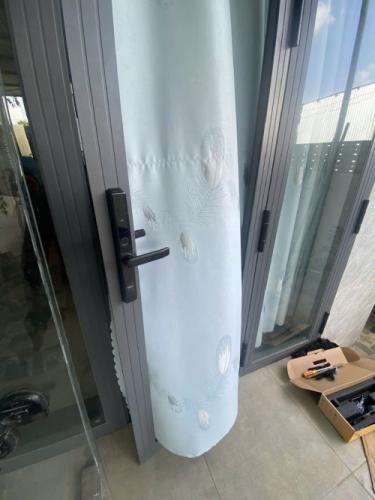 Bàn Giao Công Trình Lắp Đặt Khóa Điện Tử Siker KTS 105B Tại Quận 6 Cho Cửa Nhôm Xingfa