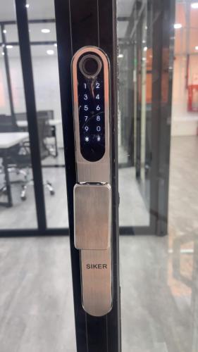 Bàn Giao Công Trình Lắp Đặt Khóa Điện Tử Siker KTS 109-1 Màu Bạc Tại Quận 4 Cho Cửa Trượt Quay
