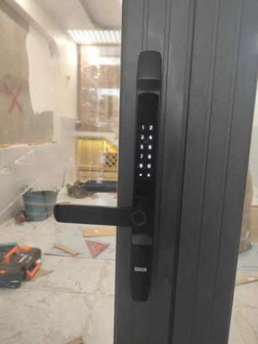 Bàn giao công trình tại Quận 4 với khóa thông minh Siker KTS150 màu đen
