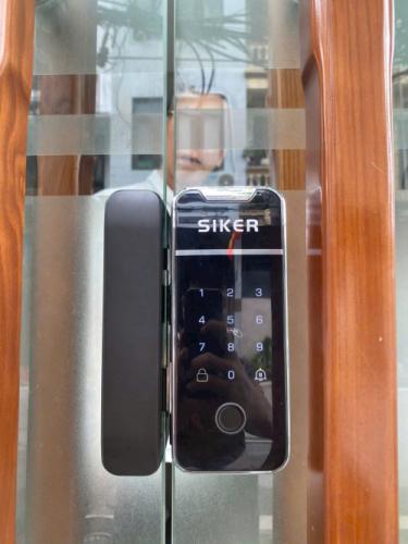 Bàn Giao Khoá Thông Minh Siker KTK 204 Cho Cửa Kính Cường Lực Tại Quận 7