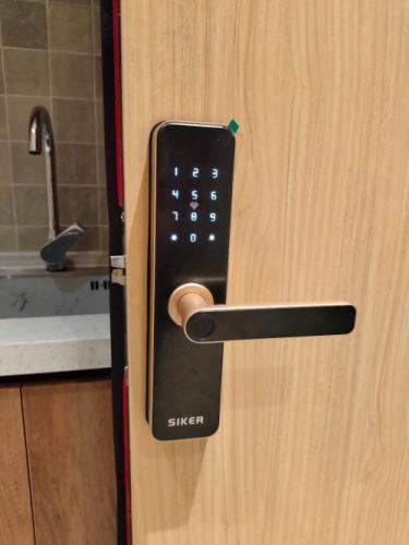 Bàn Giao Khóa Thông Minh Siker KTS 100 Cho Hệ Cửa Nhựa Composite Tại Quận 6