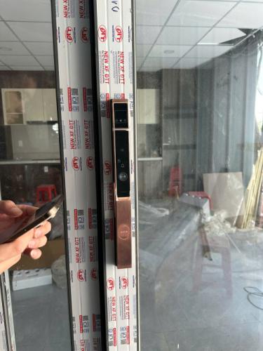 Bàn Giao Khoá Thông Minh Siker KTS 142.3D Cho Cửa Nhôm Tại Quận Bình Tân