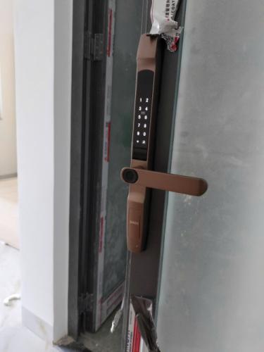 Bàn Giao Khoá Thông Minh Siker KTS 150 Cho Cửa Nhôm Xingfa Hệ 55 Tại Quận 8
