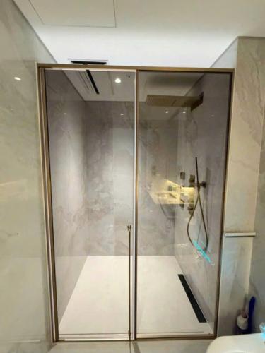 cabin khung nhôm xi mạ hệ mở quay mẫu thẳng giấu bản lề