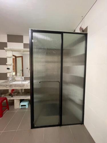 Cabin phòng tắm kính khung inox lùa góc 90 độ kết hợp kính sọc – Giải pháp tối ưu cho không gian