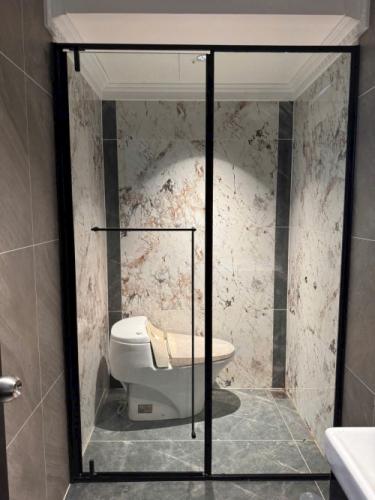 Cabin Phòng Tắm Kính Khung Inox Mở Quay Mẫu Thẳng: Sang Trọng, Tiết Kiệm Diện Tích