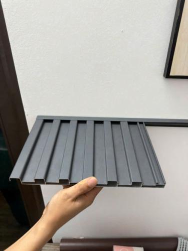 GIẢI PHÁP MÁI LỢP TỐI ƯU CHO CÔNG TRÌNH VEN BIỂN – CHỌN NHÔM AZDOOR, BỀN VỮNG THEO THỜI GIAN