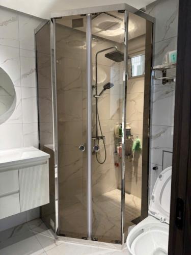 Góc 135 Độ Trượt 2 Cánh: Giải Pháp Mở Toàn Diện Không Gian Phòng Tắm Hiện Đại