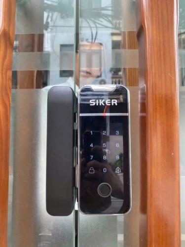 Khóa Cửa Kính Thông Minh Siker KTS-203: Bảo Vệ Hiện Đại Cho Không Gian Sang Trọng