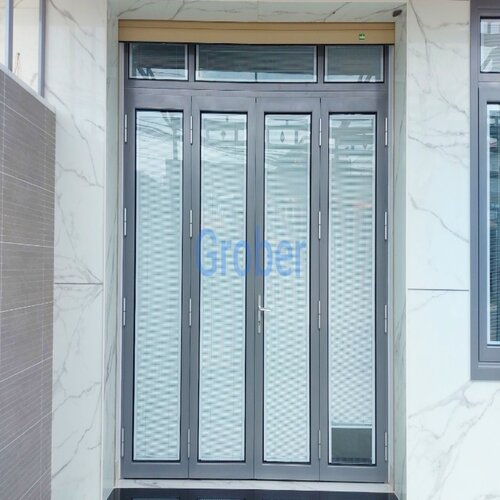 CỬA ĐI MỞ QUAY 4 CÁNH GROBER RÈM TRONG KÍNH XÁM ÁNH KIM