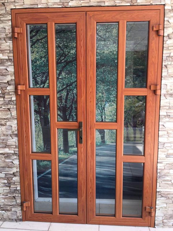 CỬA ĐI MỞ QUAY XINGFA VÂN GỖ CHIA ĐỐ