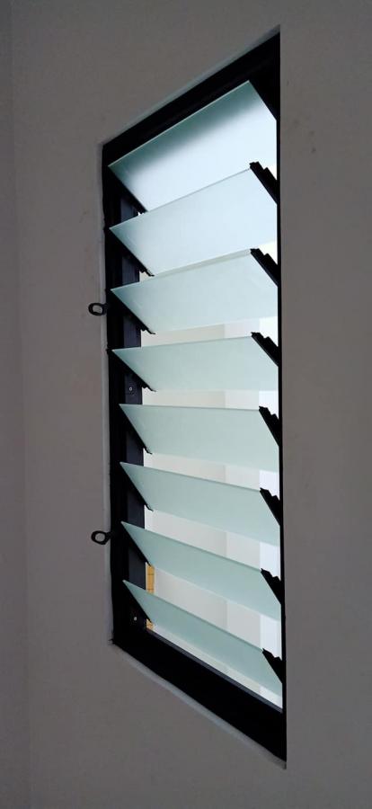 CỬA LÁ SÁCH LẮP KHUNG XINGFA NHẬP KHẨU HỆ 55