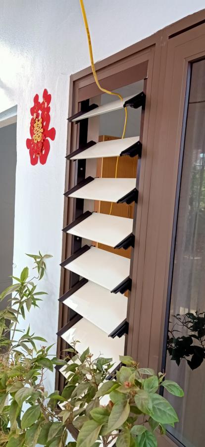 CỬA LÁ SÁCH LẮP KHUNG XINGFA NHẬP KHẨU HỆ 55