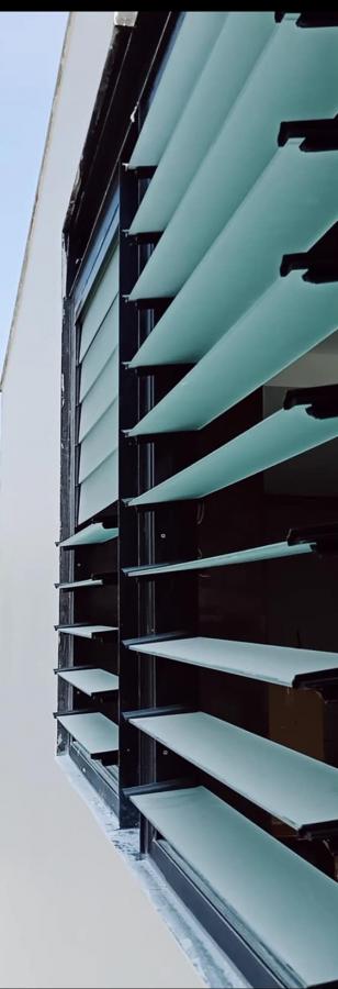 CỬA LÁ SÁCH LẮP KHUNG XINGFA NHẬP KHẨU HỆ 55