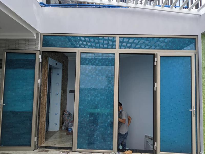 Cửa nhôm Grober -Cửa đi 4 cánh xi mạ