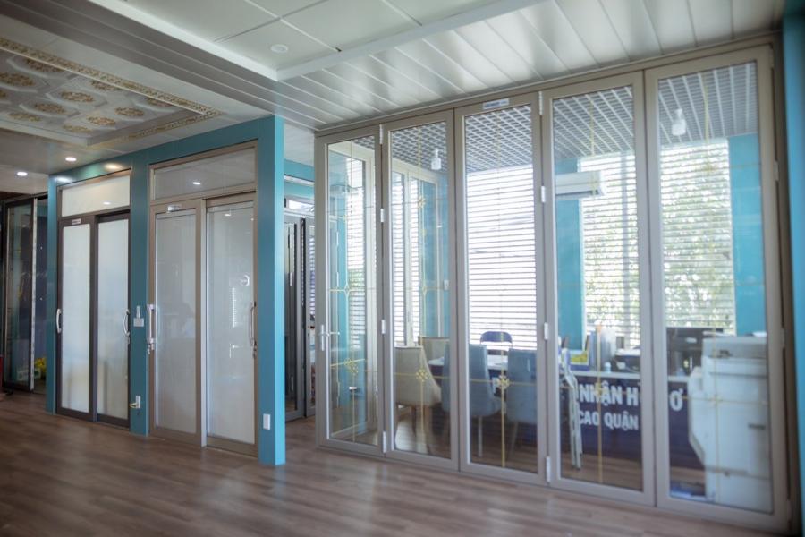 Cửa nhôm Grober -Cửa đi 4 cánh xi mạ