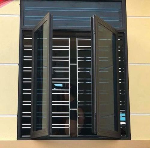 CỬA SỔ 2 CÁNH XINGFA MỞ QUAY KẾT HƠP KHUNG BẢO VỆ INOX