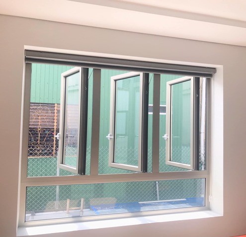 CỬA SỔ MỞ QUAY 3 CÁNH GROBER MẠ ANODE MÀU SÂM BANH