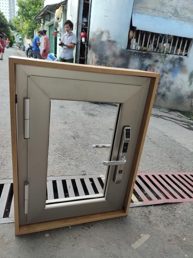 CỬA SỔ MỞ QUAY GROBER GẮN KHÓA VÂN TAY