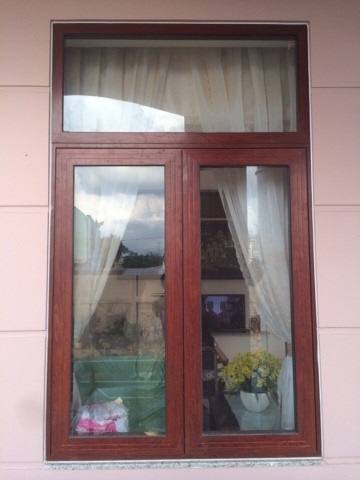 CỬA SỔ MỞ QUAY 2 CÁNH XINGFA VÂN GỖ