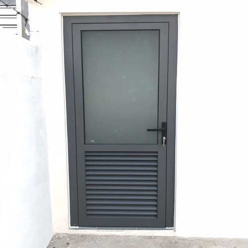 CỬA NHÀ VỆ SINH XINGFA XÁM GHI TRÊN KÍNH DƯỚI LAM GIÓ